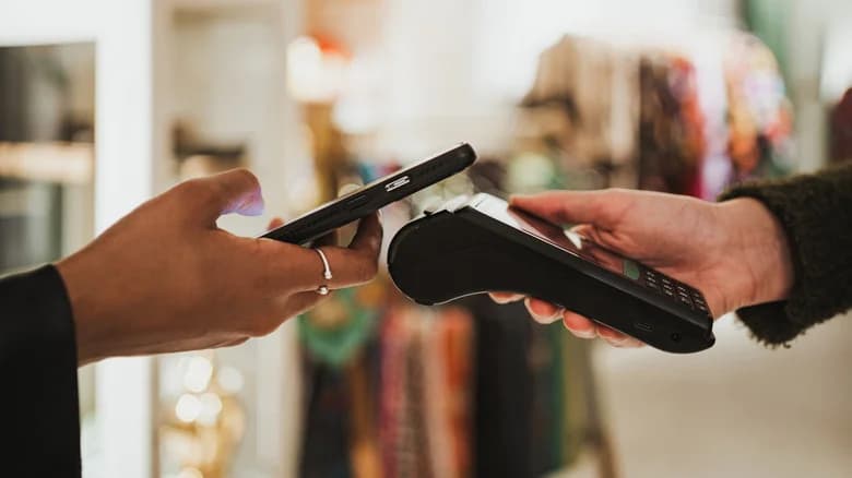 Britaniya tənzimləyicisi "Apple"dan "iPhone"da NFC girişini açmağı tələb edir