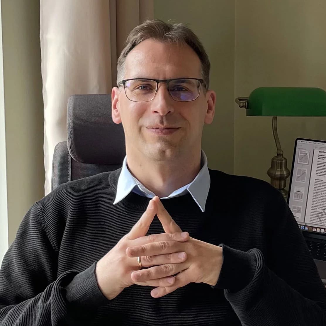 Qarğalar vizual məlumatı primatlardan iki dəfə sürətli emal edir