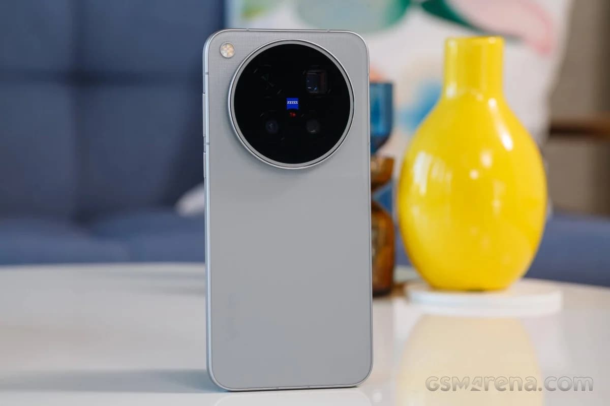 "vivo X500 Pro Max" icmal: 6,85 düymlük ekran və 7800 mAh batareya