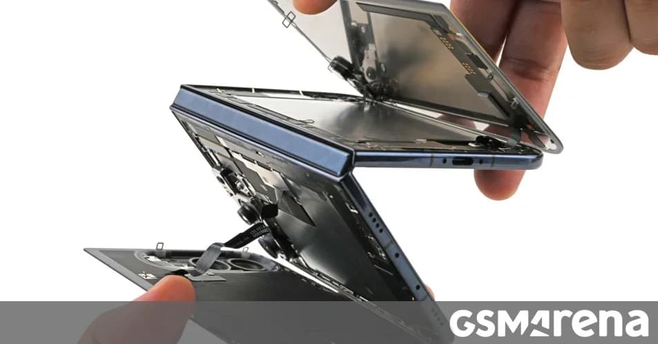 "iFixit" qatlanan "iPhone Duo"nu sökdü: təmir balı 5/10, menteşə narahat edir